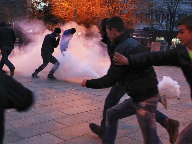 В Косово во время крупнейших с объявления независимости беспорядков ранены десятки человек, арестован мэр-радикал Приштины