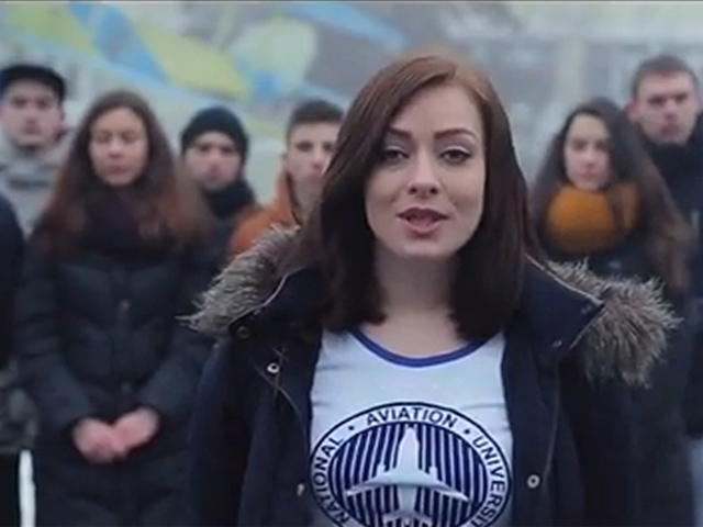Киевские студенты записали видеообращение к учащимся вузов Москвы с призывом "поднять информационный занавес", задуматься о будущем России и Украины, не верить слепо во все, что пытается внушить российская пропаганда