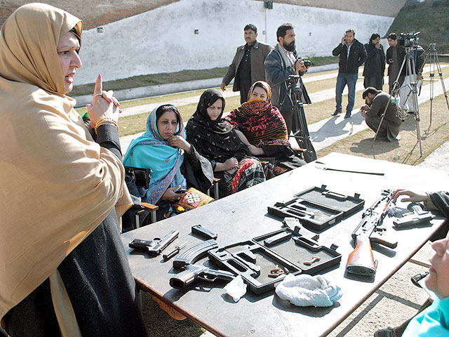 В пакистанском Пешаваре школьные учителя начали проходить обучение обращению с огнестрельным оружием, в том числе с автоматами и пистолетами