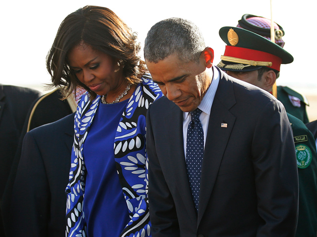 Предметом обсуждения стал внешний вид супруги Барака Обамы - она отказалась покрывать голову платком и явилась на похороны в синем брючном костюме