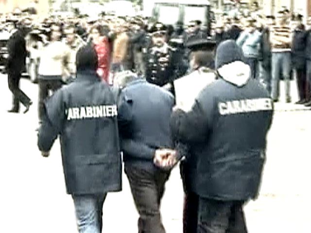 Итальянская полиция провела масштабную спецоперацию против калабрийской мафии ндрангета. Под арестом оказались 163 человека, в том числе муниципальный депутат и член консервативной партии, которую возглавлял бывший премьер-министр Сильвио Берлускони
