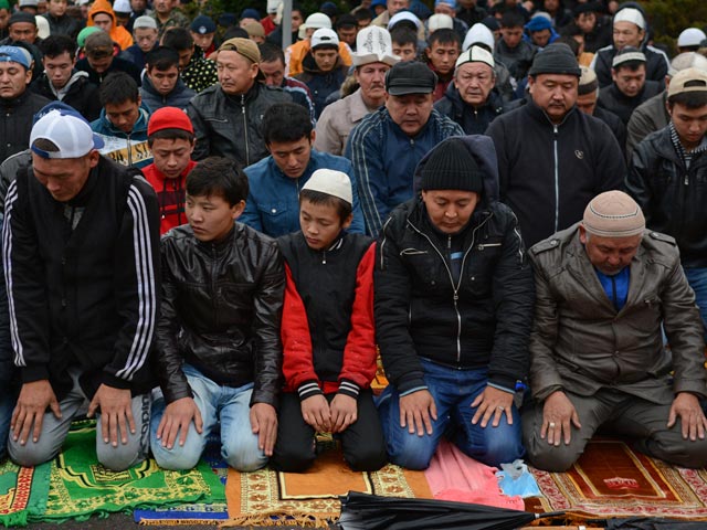 В Киргизии проводят своеобразную кампанию протеста против публикаций карикатур на пророка Мухаммеда во французском журнале Charlie Hebdo. В Ошской области страны жители объявили неделю любви к пророку