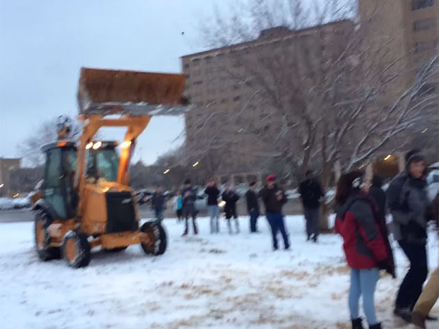 Техасские студенты защищают от сноса 3-метровый фаллос, вылепленный из снега 