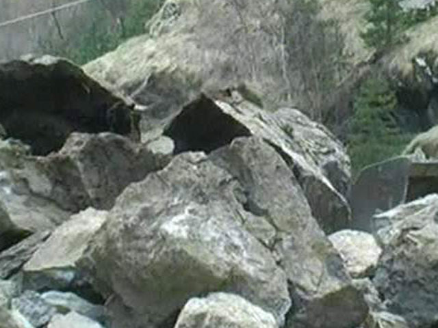 Камнепад в Дагестане снес в обрыв автомобиль, убив четверых