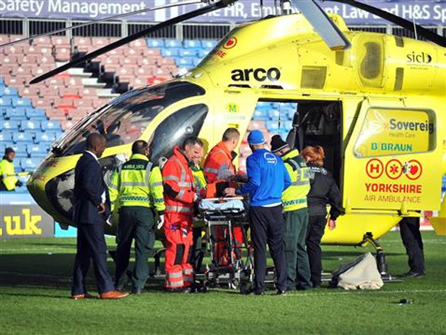 Футболист английского клуба "Хаддерсфилд" Томми Смит, получивший тяжелую травму головы в субботнем матче с "Лидсом", сейчас находится в сознании