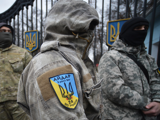 На Майдане, по данным журналистов, собрались примерно 500 человек и потребовали вынести импичмент президенту Украины Петру Порошенко