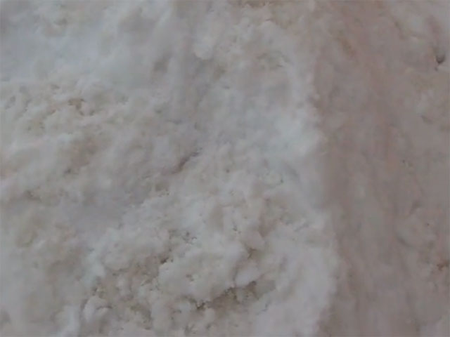В нескольких районах Саратова выпал оранжевый снег с примесью песка