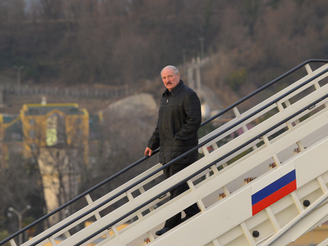 Президент Белоруссии Александр Лукашенко в аэропорту Адлера