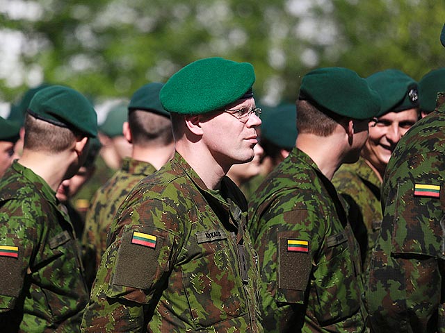 На фоне эскалации конфликта на Украине страны Балтии увеличивают расходы на оборону: особенно преуспела в этом Литва, которая поднялась по этому показателю на 19-е место среди стран НАТО, имеющих армию