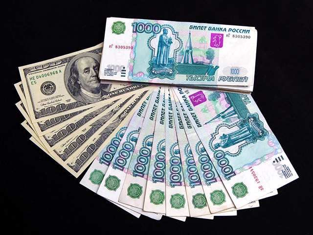 На торгах "Московской биржи" средневзвешенный курс доллара США к российскому рублю со сроком расчетов "завтра", на основе которого происходит процесс курсообразования на следующий день, упал на 1,89 рубля до 67,7727 рублей