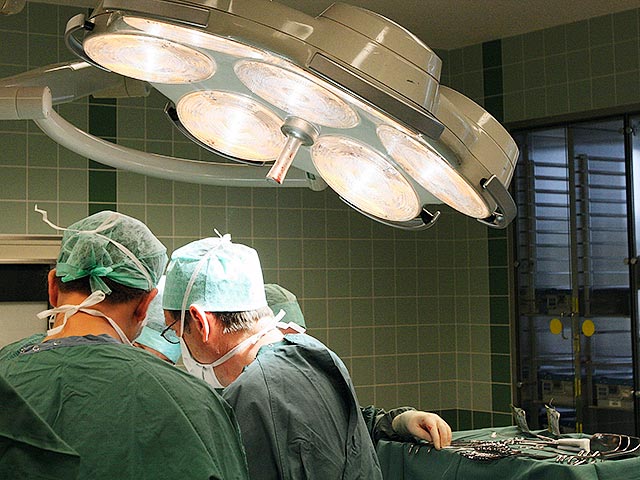 В Индии хирурги провели первую в стране операцию по трансплантации сразу двух рук одному пациенту. Процедура заняла около 16 часов. В результате обе конечности были успешно пересажены