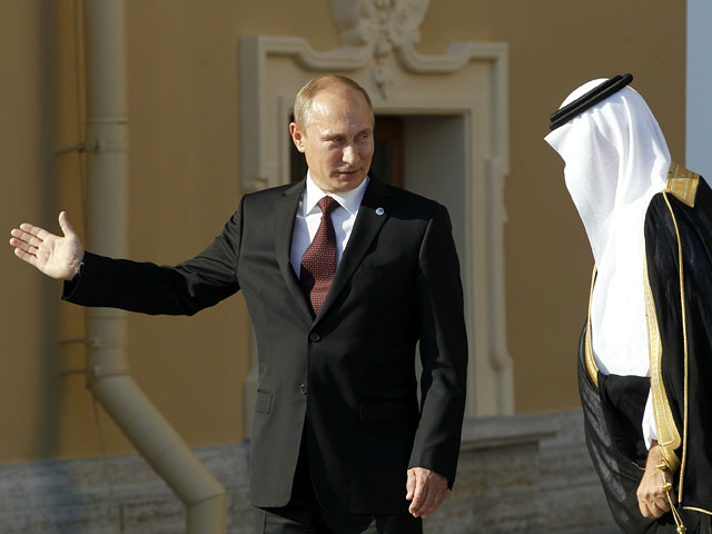 Как утверждается, Эль-Рияд предложил президенту Владимиру Путину содействовать повышению цен на нефть в обмен на отказ Москвы от поддержки сирийского правительства Башара Асада