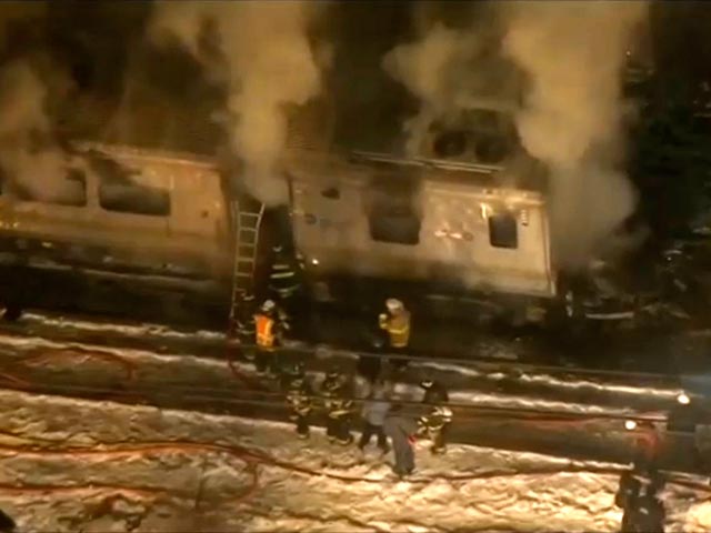 В Нью-Йорке поезд снес автомобиль на переезде: минимум шесть погибших