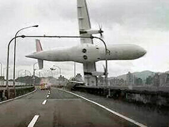 Самолет авиакомпании TransAsia Airways потерпел крушение недалеко от столицы Тайваня - Тайбэя