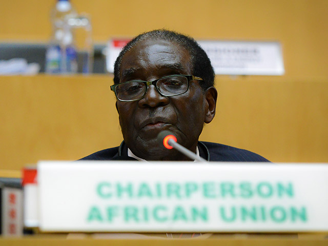 В Зимбабве заговорили о здоровье 90-летнего президента Роберта Мугабе, который на данный момент является самым пожилым главой государства в мире, после того, как он упал с лестницы, спускаясь с возвышения после общения со своими сторонниками