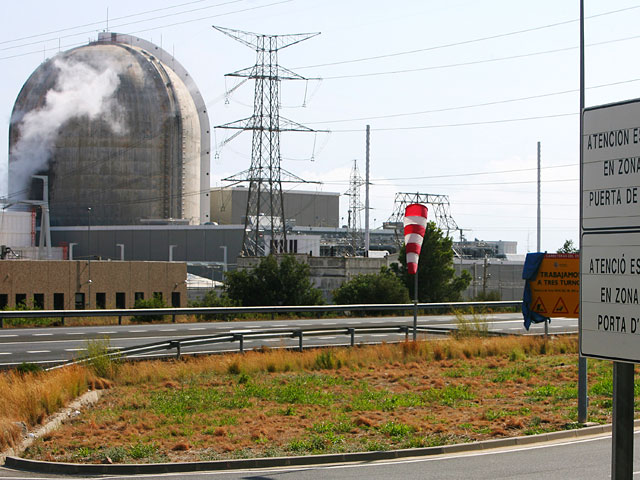 На испанской атомной электростанции "Вандельос II", расположенной в одноименном городе недалеко от перевала Колл де Балагер в Каталонии, 4 февраля была внезапно остановлена подача электроэнергии, что привело к автоматической остановке реактора