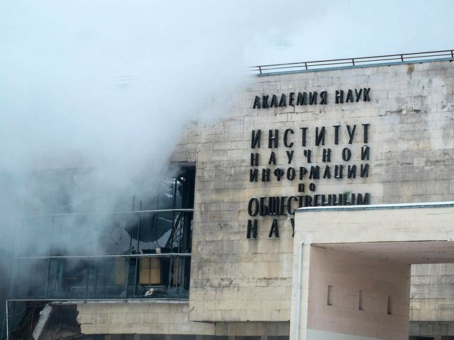Книги, уцелевшие после пожара в библиотеке Института научной информации по общественным наукам (ИНИОН) РАН, решено заморозить, чтобы спасти от плесени