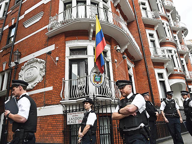 Скотленд-Ярд потратил около 10 млн фунтов стерлингов (чуть больше 15 млн долларов) на организацию круглосуточного дежурства возле посольства Эквадора в Лондоне, где третий год скрывается от уголовного преследования основатель Wikileaks Джулиан Ассанж