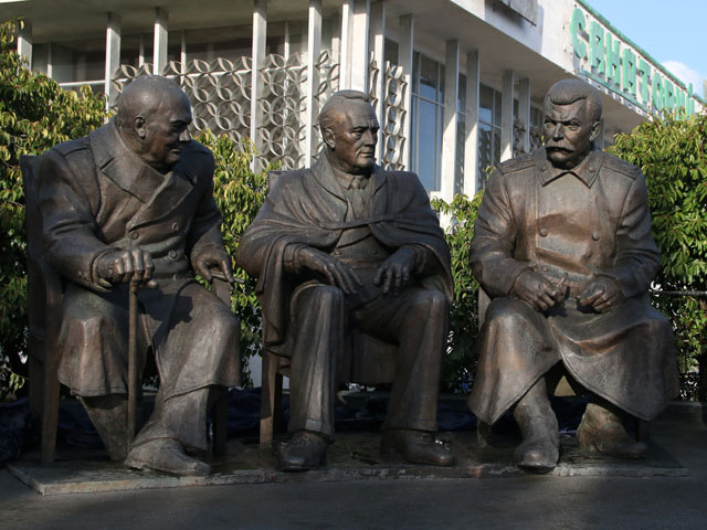 В Крыму после устранения "политических причин" к 70-летию Ялтинской конференции открыли памятник Сталину, Черчиллю и Рузвельту