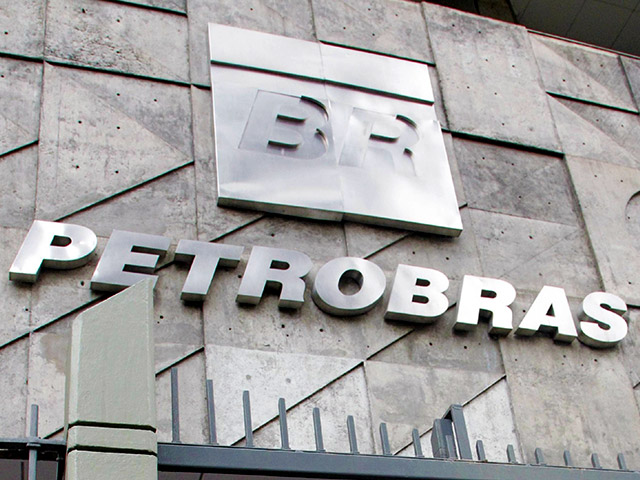 Бразильская государственная нефтяная компания Petrobras приняла решение о сворачивании своих крупных проектов, чтобы оценить ущерб, нанесенный коррупцией