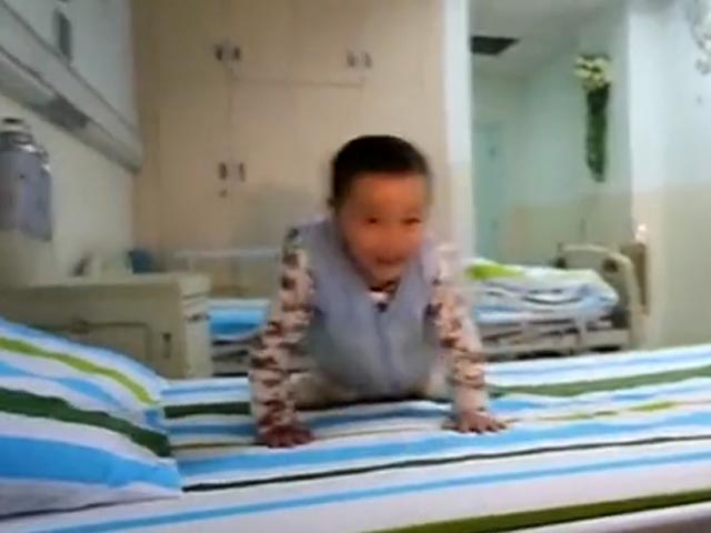 Зажигательный танец китайского мальчика с ампутированными ногами стал хитом в интернете