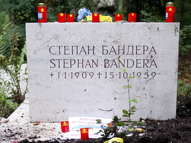 Бандера захоронен на городском кладбище Вальдфридхоф. В августе прошлого года неизвестные сломали надгробный крест и попытались раскопать могилу.