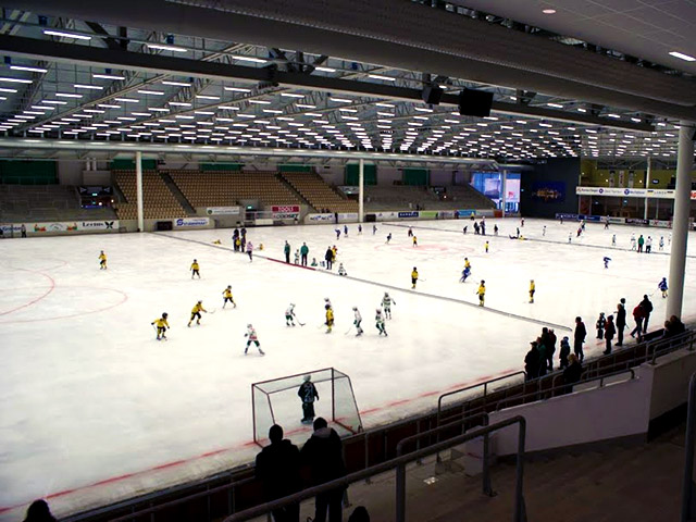 Матч Евротура между сборными Швеции и Финляндии по хоккею не был доигран до конца из-за проблем со льдом на стадионе ABB Arena в шведском Вестеросе