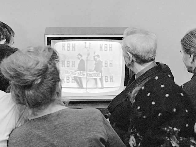 Московская семья смотрит телепередачу "КВН", 1960-е годы