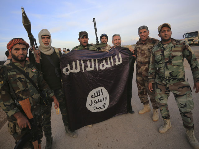 Иракские военнослужащие с флагом "Исламского государства"