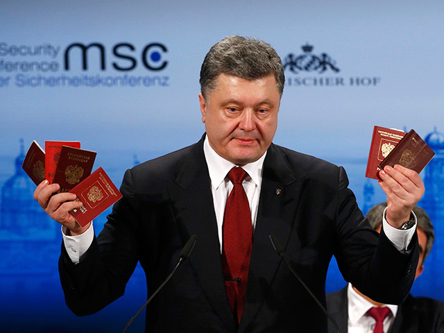 В минувшее воскресенье Порошенко в ходе выступления на Мюнхенской конференции по безопасности продемонстрировал паспорта и военный билет, которые, по его словам, якобы принадлежат российским военным, участвовавшим в конфликте на востоке Украины