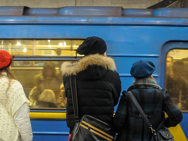 Накануне подорожания в Киеве возник ажиотаж: горожане кинулись скупать жетоны для проезда в метро. Однако им не продавали более двух жетонов в руки
