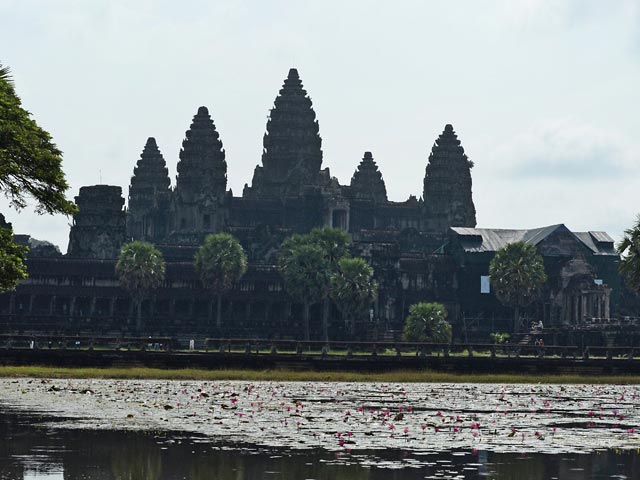 В городе Сиемреап на севере Камбоджи полиция задержала двух туристок из США, которые фотографировались обнаженными в знаменитом храмовом комплексе Ангкор-Ват (на фото)