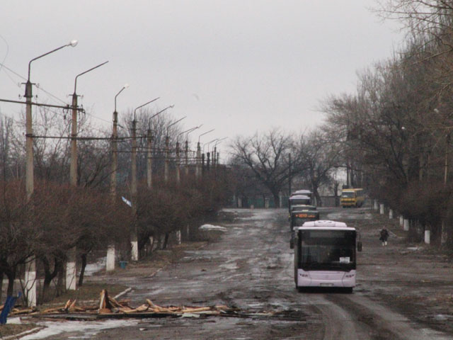 Колонна автобусов из ДНР направляется в Дебальцево для эвакуации местных жителей из зоны боевых действий