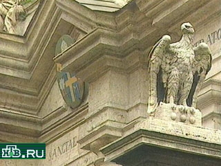 Папский герб на фасаде Собора Св. Петра в Риме