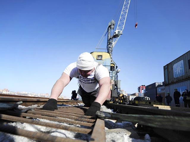 30-летний тяжеловес-силач из Владивостока Иван Савкин 10 февраля установил мировой рекорд, в одиночку сдвинув с места локомотив весом в 126 тонн