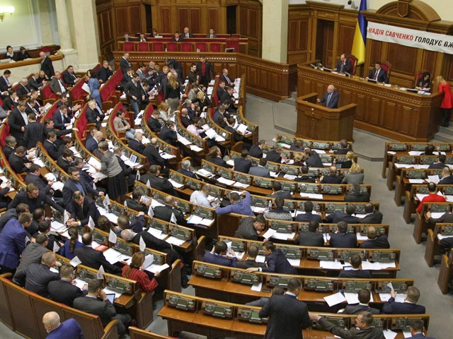 Заседание Верховной рады, на котором депутаты предложили прервать дипотношения Украины и РФ, завершилось скандалом.  Оно было прекращено после того, как депутаты заблокировали трибуну с требованием перевыбрать прокурора