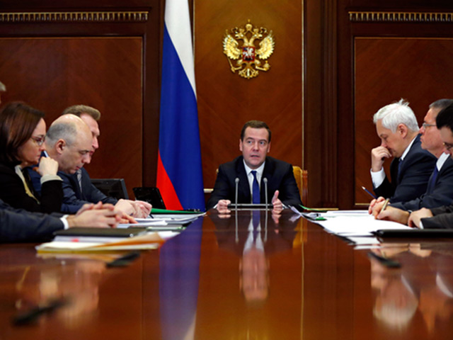 "Чтобы заместить недополученные доходы и выполнять бюджетные обязательства будут использованы средства Резервного фонда в размере до 500 млрд рублей, - отметил Медведев