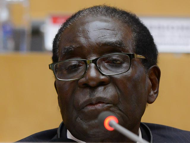 Около тридцати сотрудников службы безопасности зимбабвийского президента Роберта Мугабе могут быть уволены после того, как не смогли предотвратить падение пожилого лидера страны с лестницы в международном аэропорту столицы страны Хирари