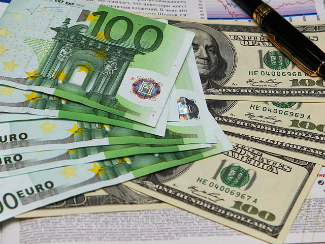 Доллар и евро подорожали более чем на два рубля на новостях из Минска