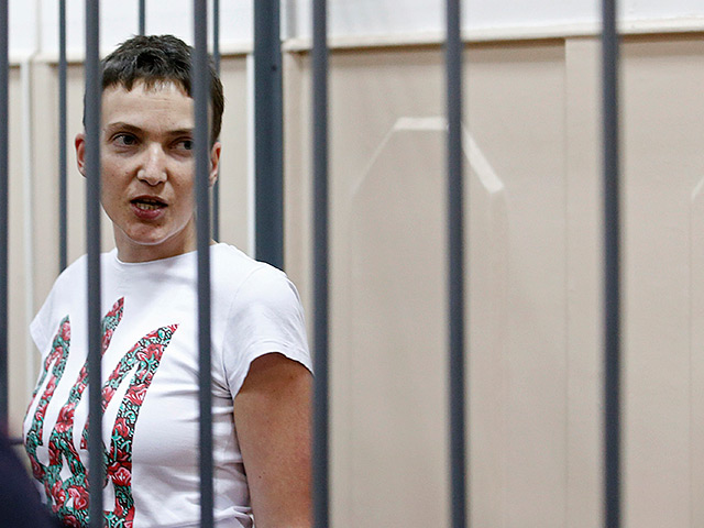 Адвокаты украинской летчицы Надежды Савченко, обвиняемой в России в пособничестве в убийстве двух российских журналистов, заявляют, что она не попала в списки по обмену "всех на всех", о котором договорились в Минске