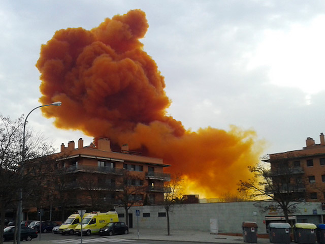 Жители города Игуалада в испанской Каталонии стали свидетелями инцидента, который мог бы стать сюжетом для фильма-катастрофы: в результате аварии на химическом заводе населенный пункт накрыло огромное оранжевое ядовитое облако