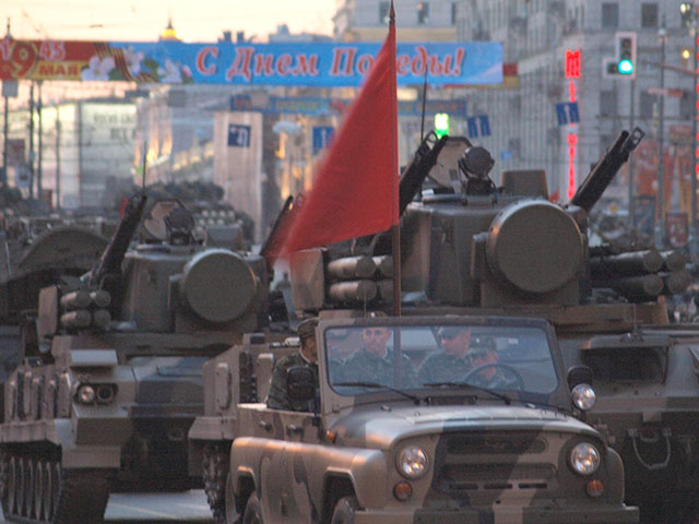 "Пятый канал" выдал в эфир "гипотетический сценарий" поездки российских войск в Европу на парад победы