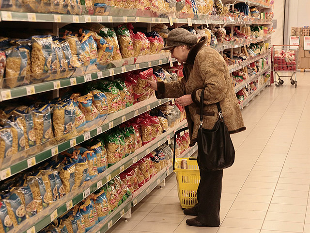 По данным опроса фонда "Общественное мнение" (ФОМ), проведенного 7-8 февраля, большинство россиян (55%) начали экономить на продуктах из-за роста цен