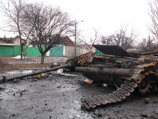 В настоящее время, по данным "Интерфакса", в районе Дебальцево развернулись танковые бои