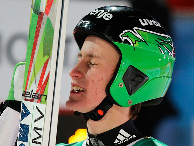 Словенец Петер Превц уверенно победил на этапе Кубка мира по прыжкам на лыжах с трамплина в норвежском Викерсунде, обновив заодно мировой рекорд по самому длинному прыжку