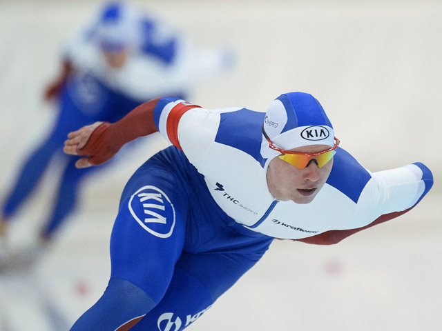 Российский конькобежец Павел Кулижников победил на дистанции 500 метров по сумме двух забегов на чемпионате мира в голландском Херенвене