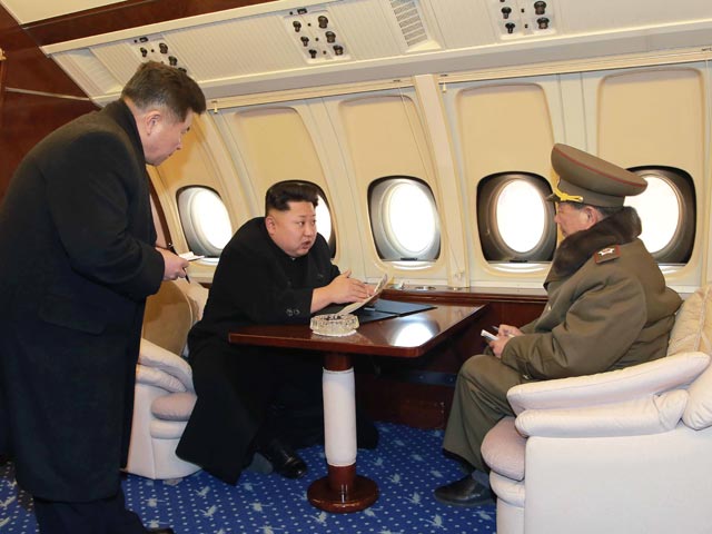 Лидер КНДР Ким Чен Ын в минувшее воскресенье осмотрел с самолета район строительства микрорайона для ученых "Висон" в Пхеньяне