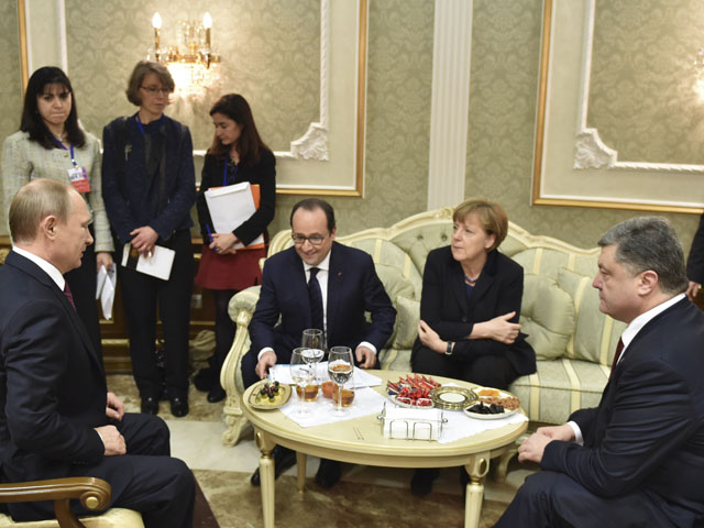 Сначала состоялся телефонный разговор между Порошенко, Меркель и Олландом, а потом лидеры Украины и Германии обсудили ситуацию с Путиным
