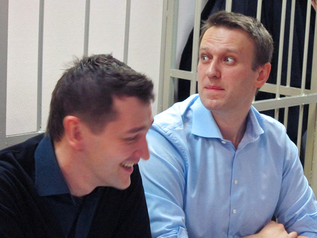 Мосгорсуд во вторник рассматривает жалобы защиты и прокуратуры на приговор братьям Алексею и Олегу Навальным, осужденным за хищение денег компании Yves Rocher