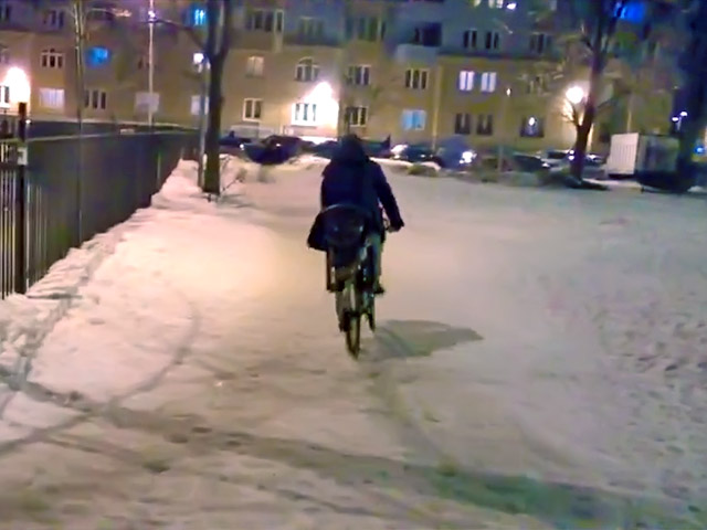 Один из любителей велотранспорта и активистов движения "Велосипедизация Санкт-Петербурга" на своей странице "ВКонтакте" и в группе сторонников регулярно публикует видеоматериалы, доказывающие, чего стоит выбор экологичного транспорта в Северной столице